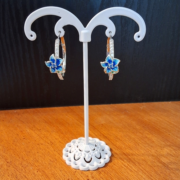 💥SALE💥NEW White Rhinestone With Blue & Green Flower Silver Hoop Earrings - Picture 1 of 5
